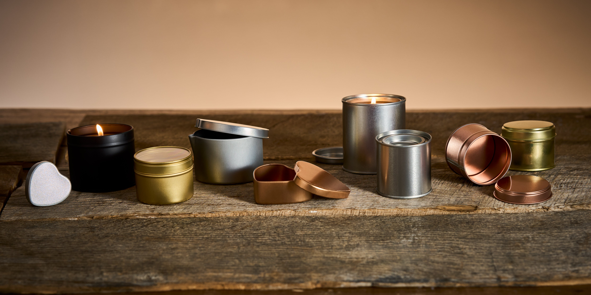 boîtes à bougies sur une table en bois