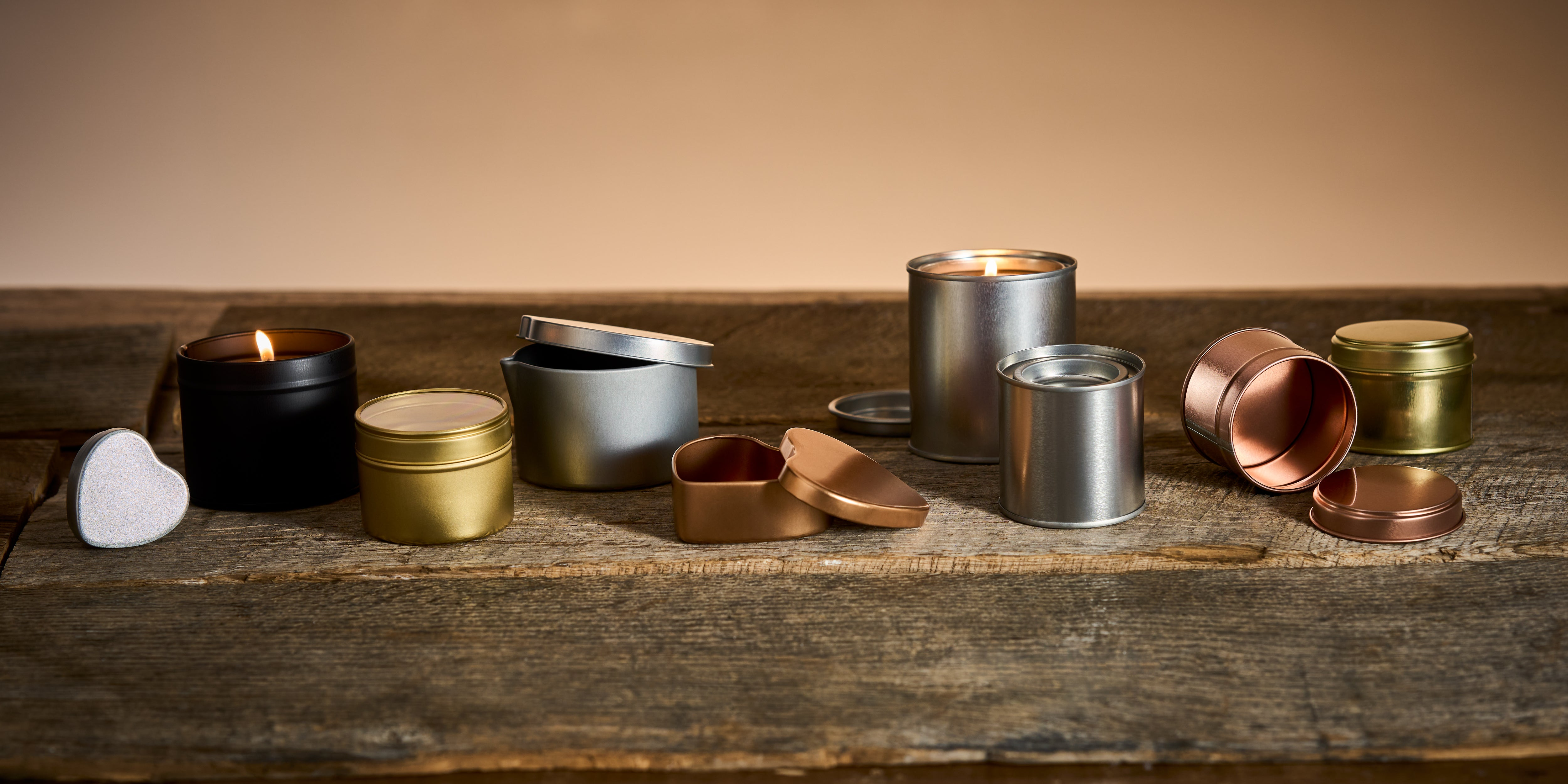 boîtes à bougies sur une table en bois
