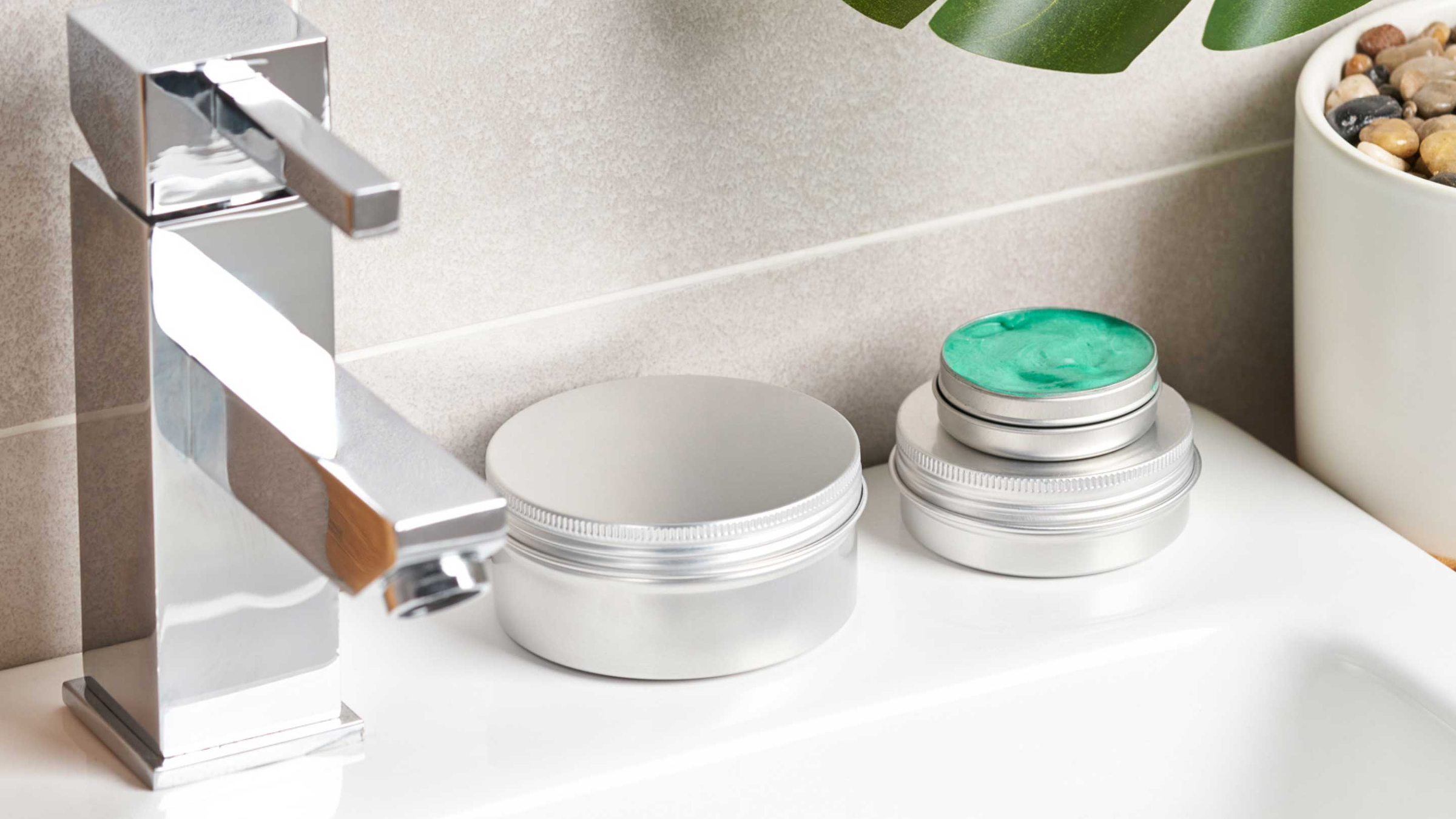 Emballage en Aluminium avec des cosmétiques sur le coté du bain.