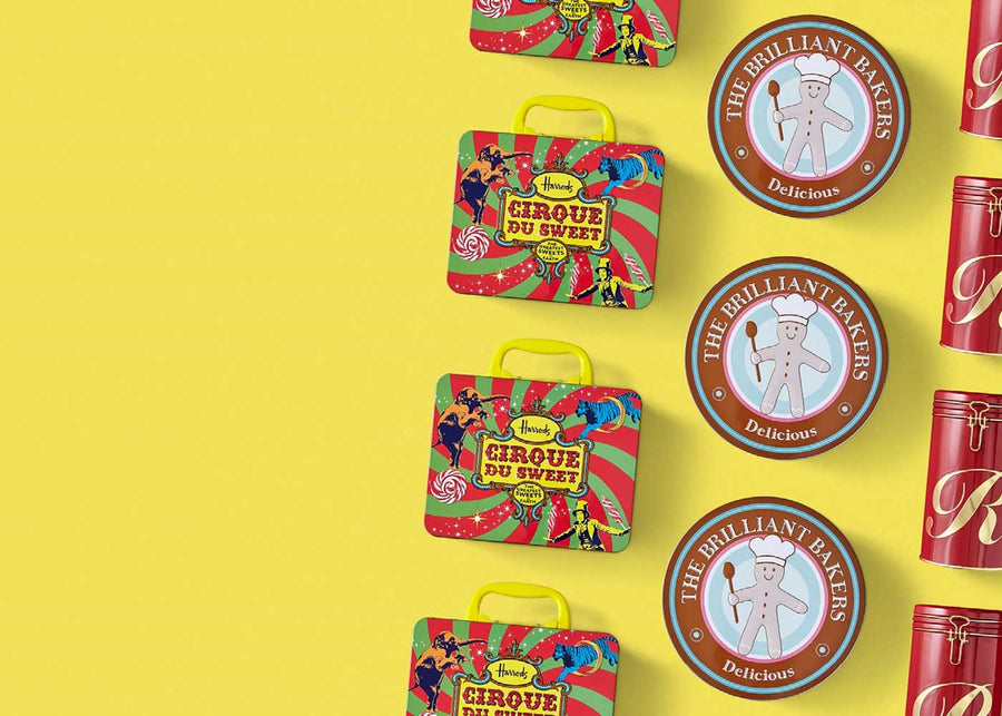 Trois différents types et formes de boîtes disposées en ligne sur un fond jaune. L'emballage métallique contient des biscuits, des gâteaux, des bonbons ou du café.