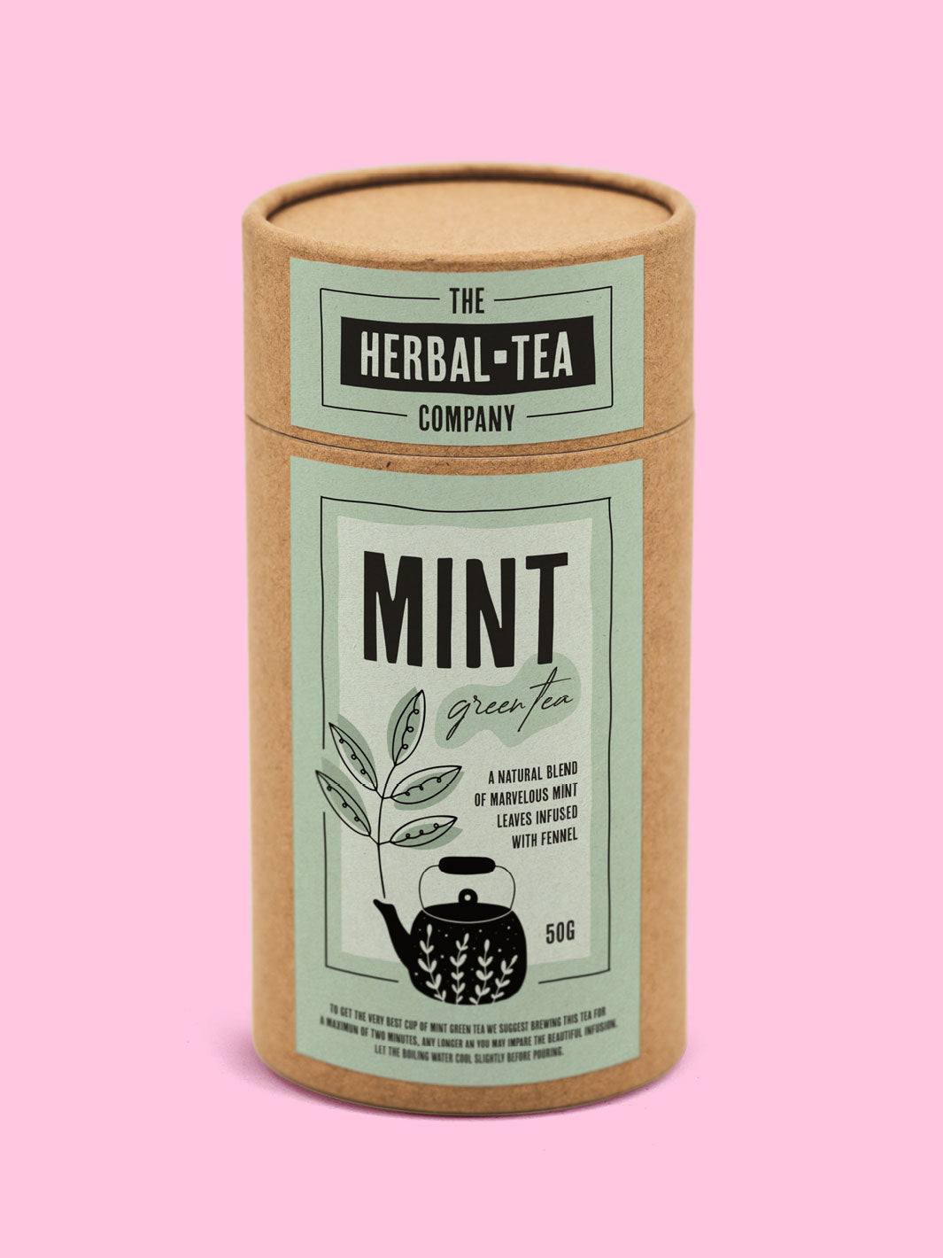 Une photo d'un emballage de tube en carton avec une étiquette de tisane sur fond rose.