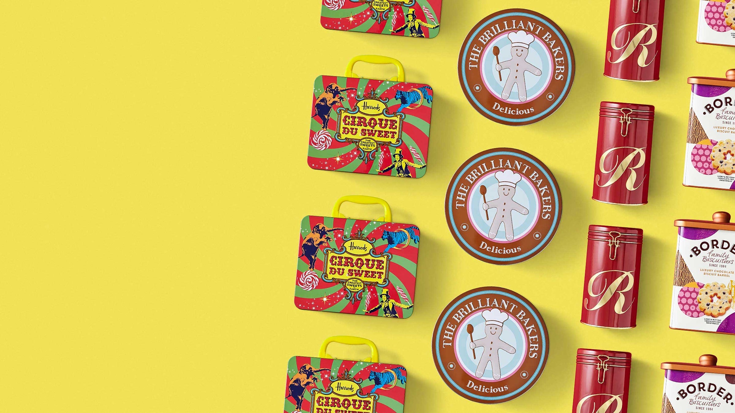 Trois types et formes différents de boîtes de conserve sont alignés sur un fond jaune. Les emballages métalliques contiennent des biscuits, des gâteaux, des bonbons ou du café.