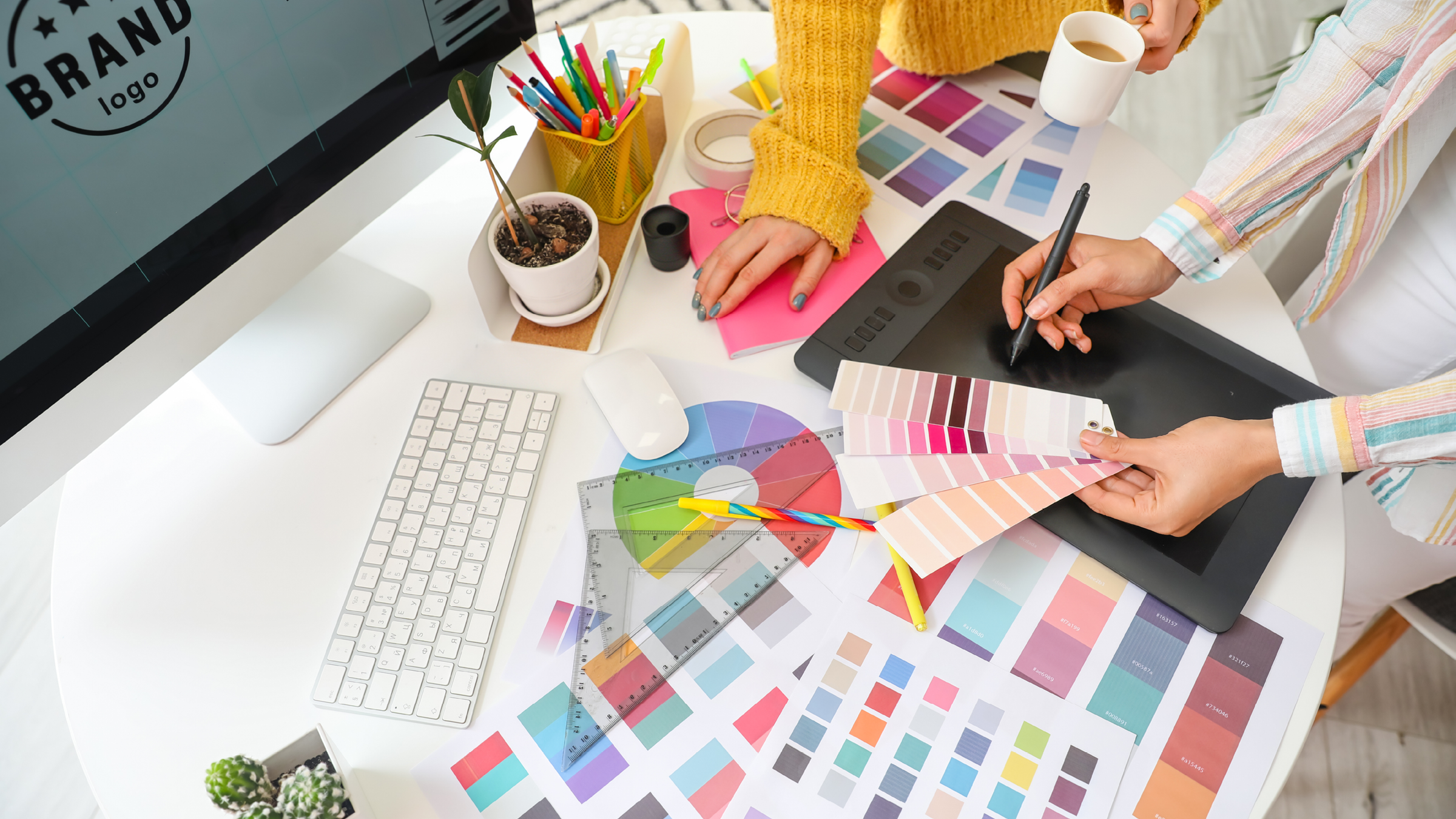 Les designers examinent les couleurs et les logos Pantone pour la conception d'emballages
