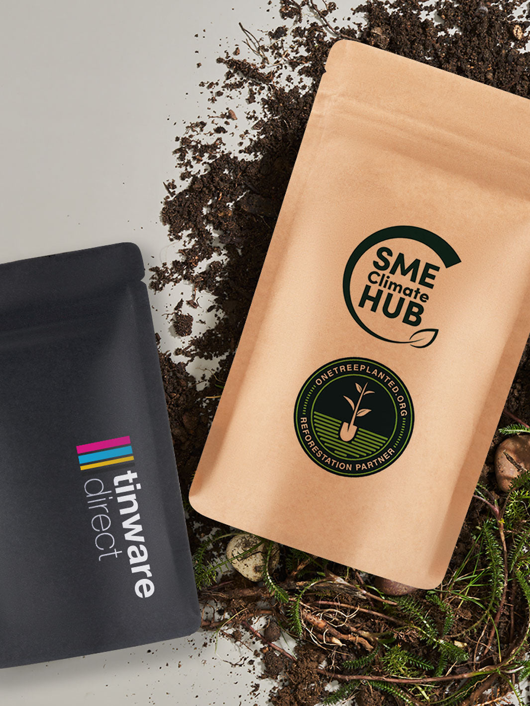 Sachets compostables sur sol avec fond blanc