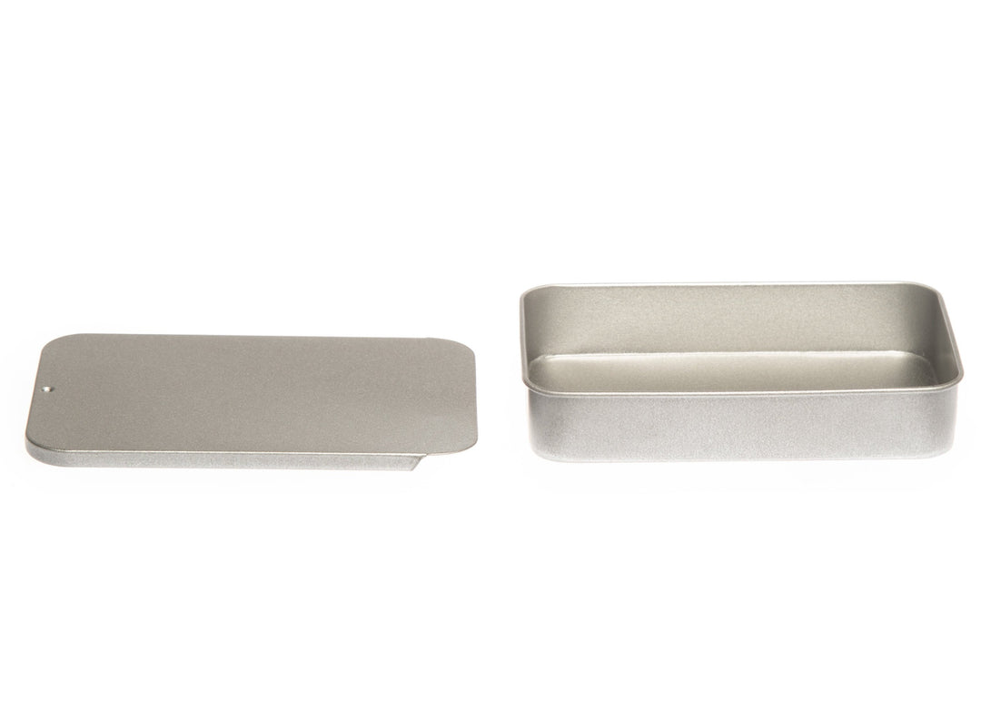 Boîte métallique rectangulaire argentée avec couvercle coulissant