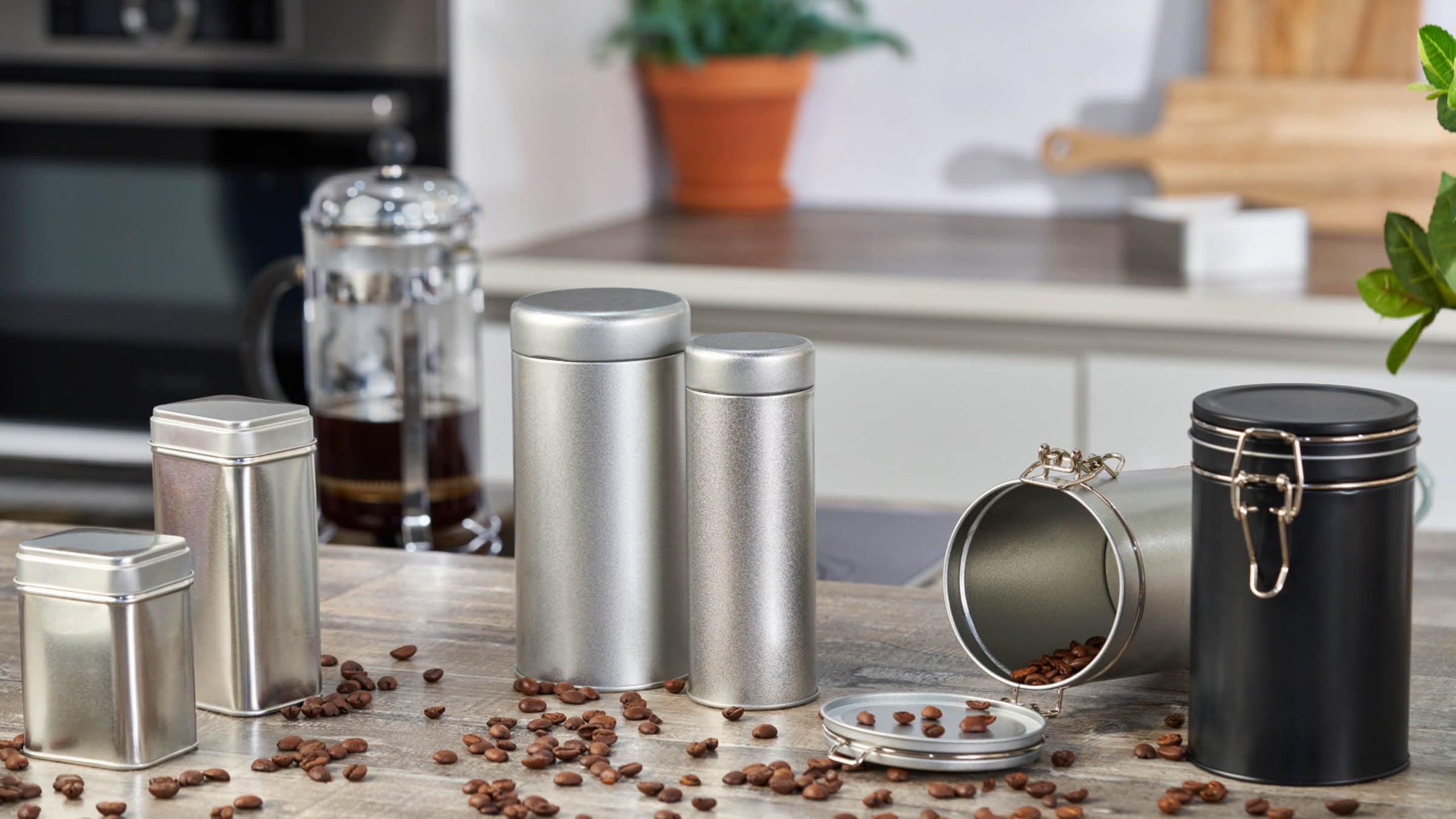 Une gamme d’emballages en métal utilisé pour le café, les épices et les herbes à l’intérieur d’une cuisine.