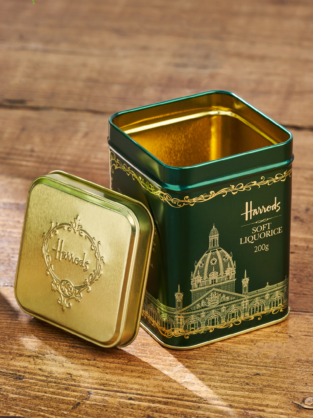 Une boîte d'emballage verte pour les bonbons pour Harrods. L'or est gravé dans le motif vert.