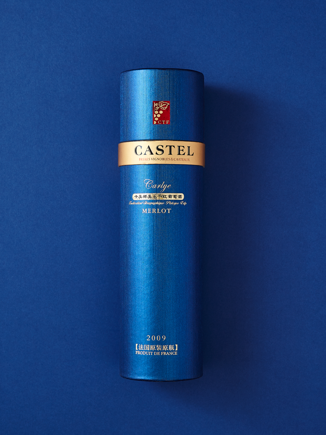 Emballage en tube de carton bleu pour les boissons Castel.