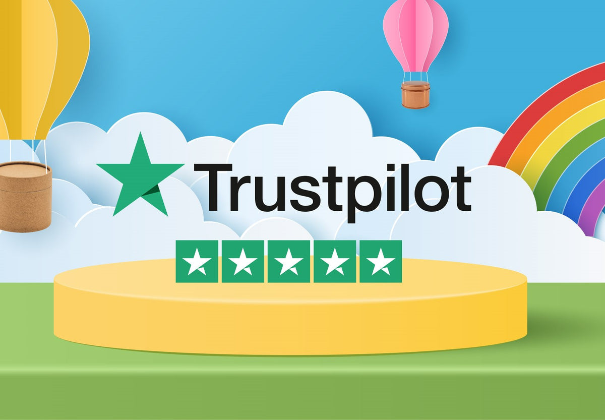 Cinq étoiles sur Trustpilot entouré de boîtes et de tubes en carton livrés par une montgolfière.