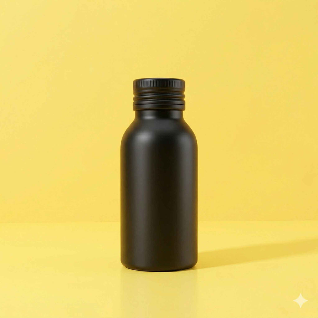 Bouteille noir brillant sur fond jaune