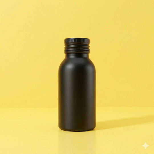 Bouteille noir brillant sur fond jaune