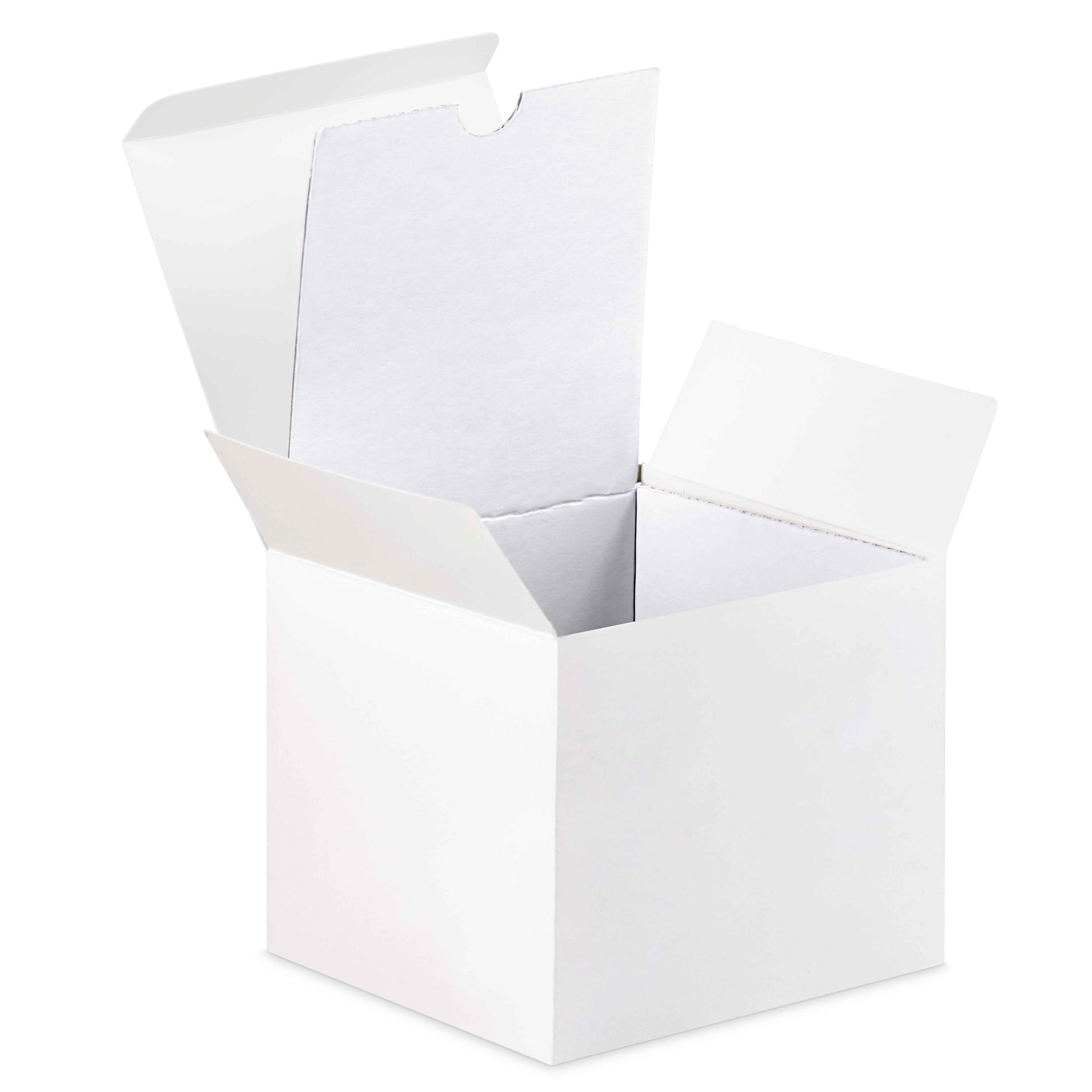 Boîte en carton blanche ouverte, de forme carrée, avec des rabats dépliés vers le haut. L'intérieur présente une texture légèrement ondulée. La boîte est vide et posée sur un fond blanc, bien éclairée, mettant en valeur ses bords nets et son design simple.