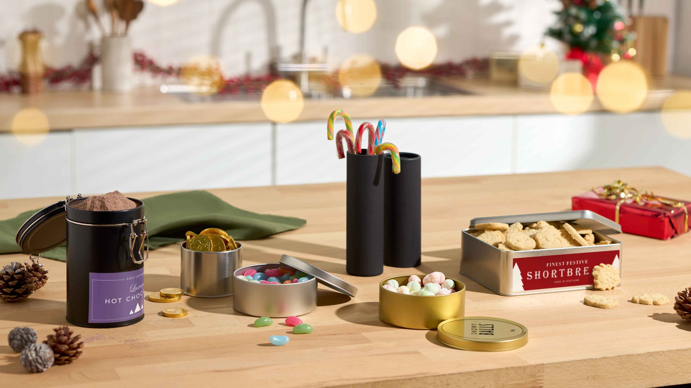 Collection d'emballages sucrés dans une cuisine décorée pour Noël

