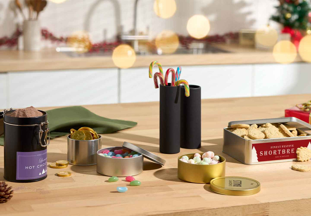 Collection d'emballages sucrés dans une cuisine décorée pour Noël
