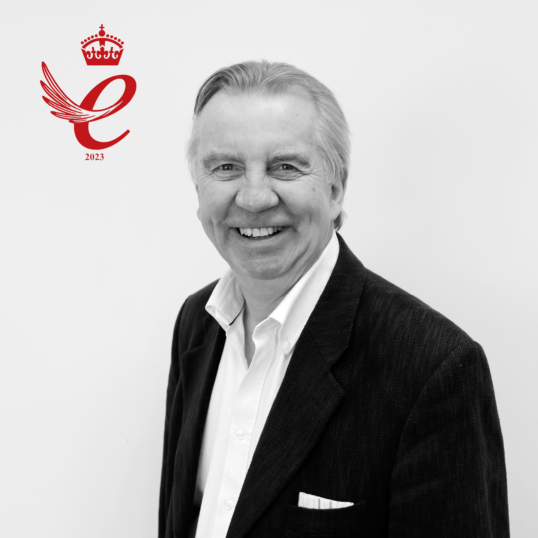 Un portrait de Guy Grumbridge, président de Tinware Direct avec le logo King's Award pour les entreprises en arrière-plan.
