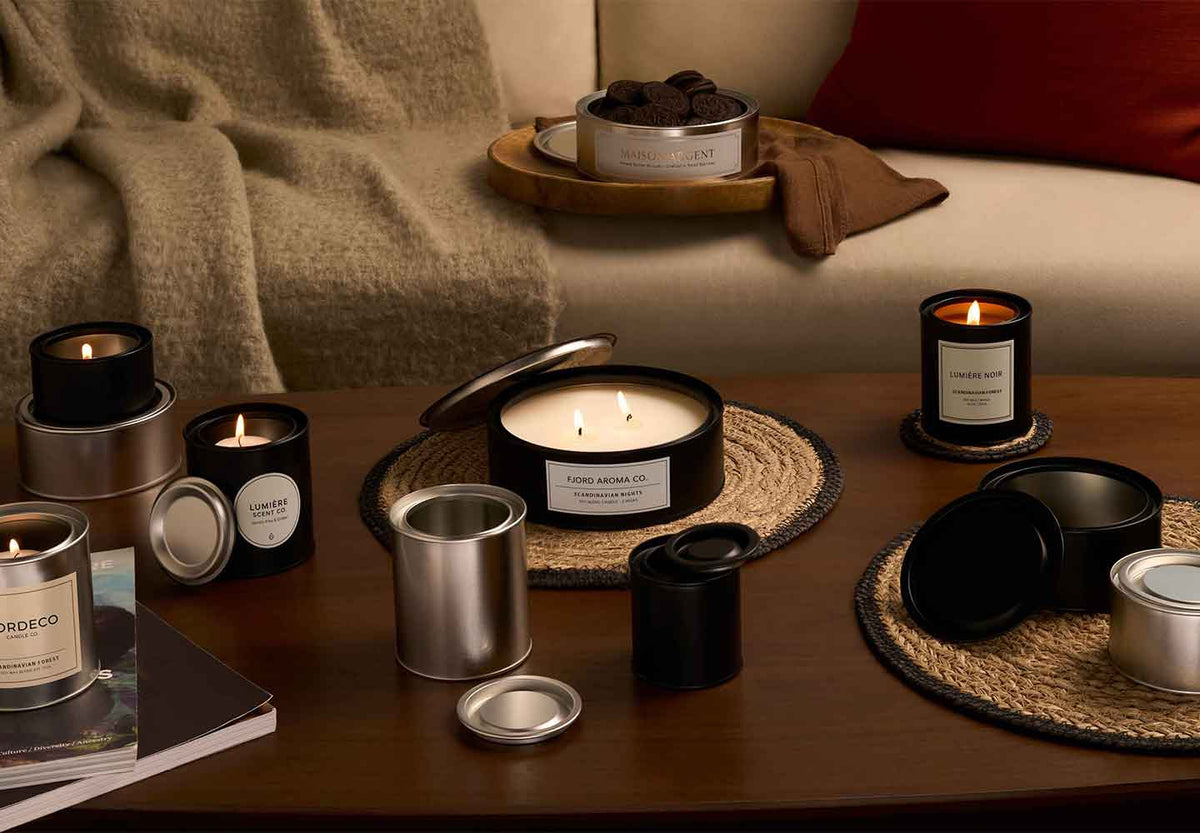 Boîtes à couvercle à levier avec bougies dans un salon. 
