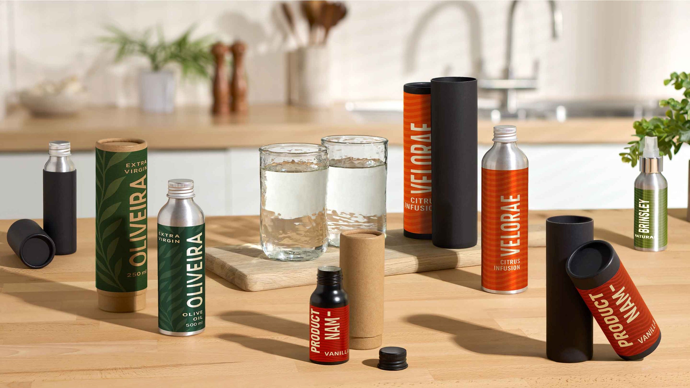 Boîtes télescopiques avec bouteilles en aluminium dans une cuisine. 
