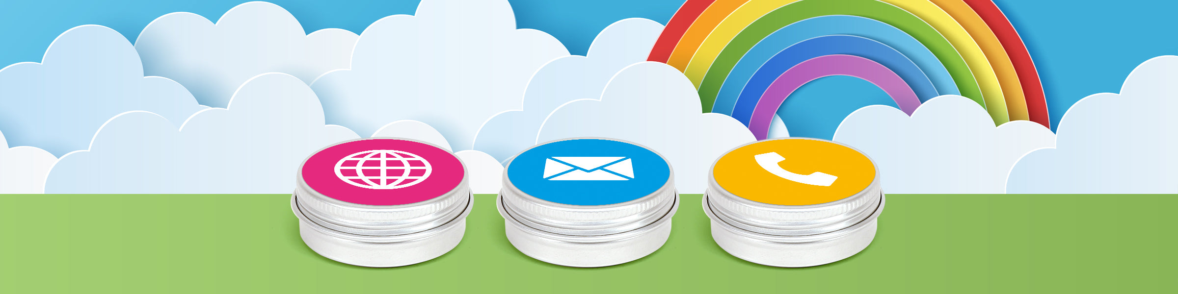 Trois boîtes en aluminium argentées avec couvercle à vis avec des étiquettes qui ont des icônes pour le site internet, le courrier électronique et le téléphone, assis sur un fond de nuages et d'un arc-en-ciel.