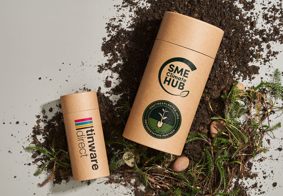 Deux tubes en carton de Tinware Direct montrant notre engagement en tant que hub climatique des PME et notre statut de partenaire One Tree Planted Reforestation.