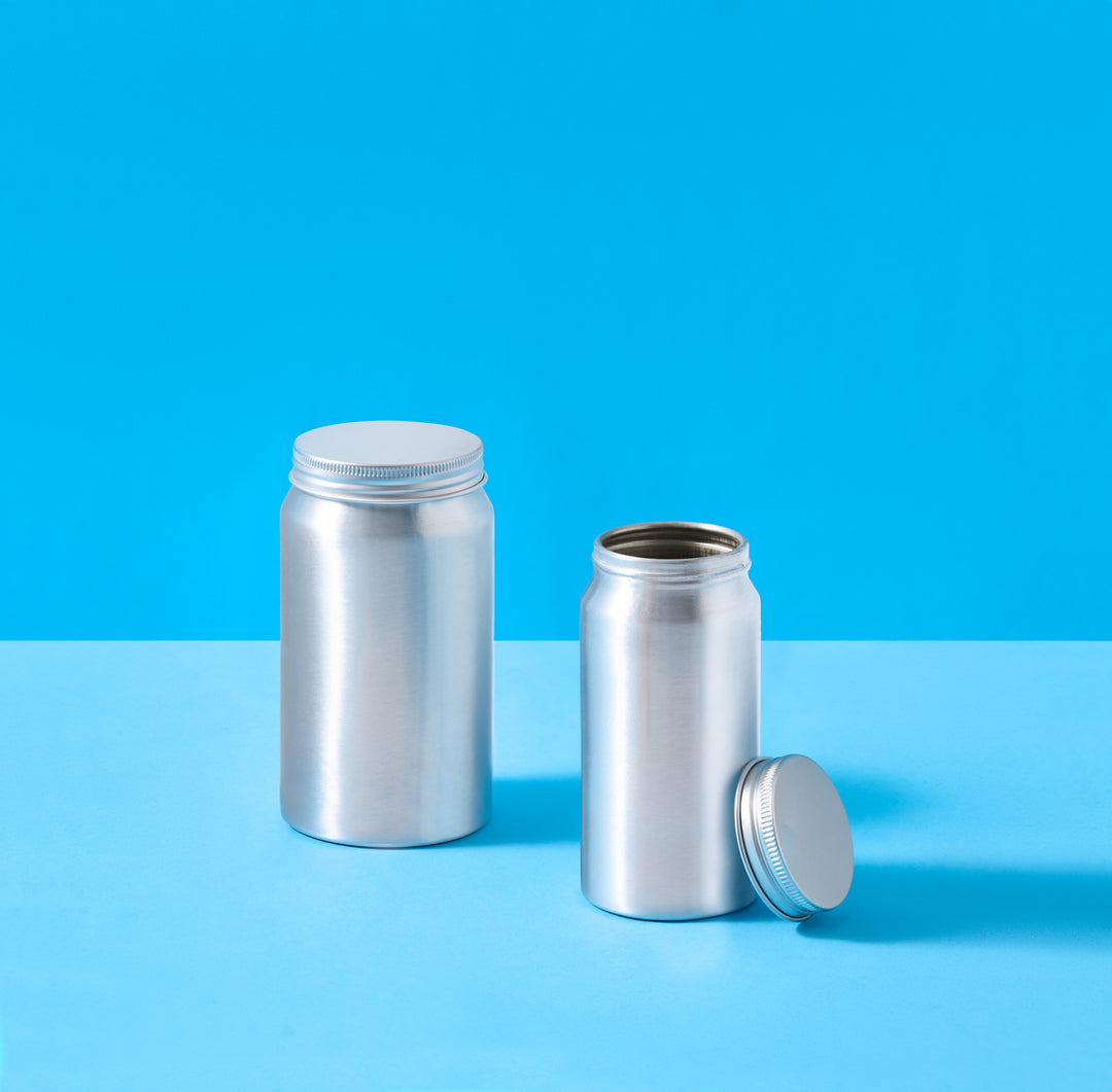 Flacons en aluminium sur fond bleu
