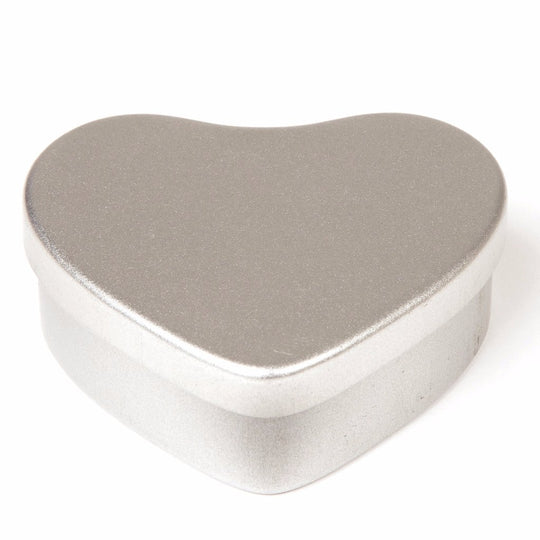Boîtes métalliques argentées en forme de cœur